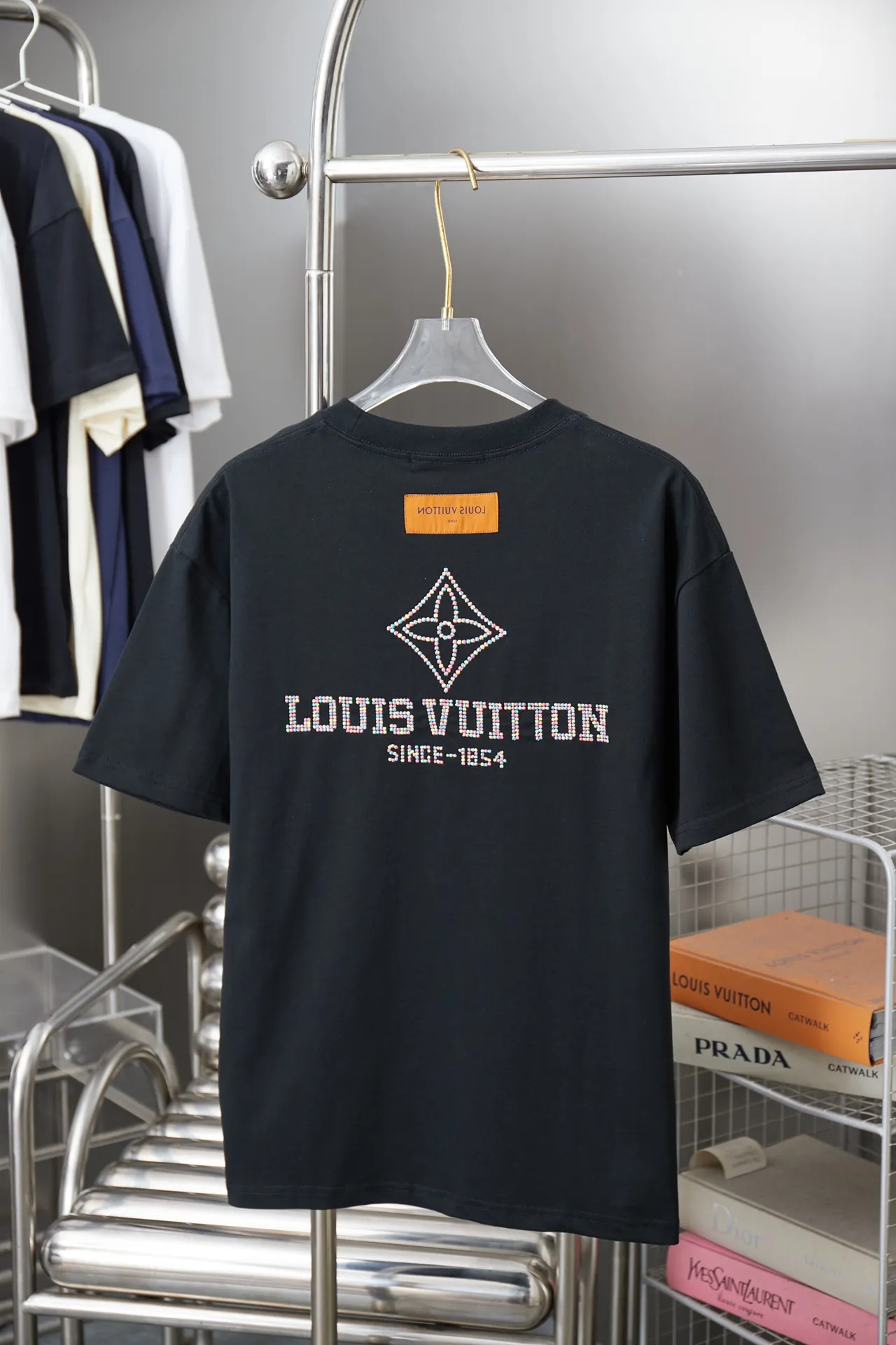 🅿️180 1V 25SS new style in early spring. Short sleeves with embroidered colorful hollow LV letters. Light luxury. Essential item for daily commuting for men and women. Correct version. Welcome to compare. Detailed features · 320g 100% pure cotton double yarn jersey fabric · Special thickened 32 pieces of double-strand 1X1 thread in the same vat custom dyeing · Imported Tajima machine embroidery with colorful hollow embroidered LV letters · Double needle stitching and cross-stitching technology · Original main mark, washed tag, brand moisture-proof paper packaging Color: black/white Size: S/M/L/XL